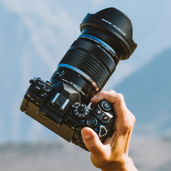 12-100mm F4.0 In Hand